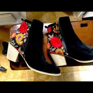 Boutique black velvet floral embroidered boots 8.5